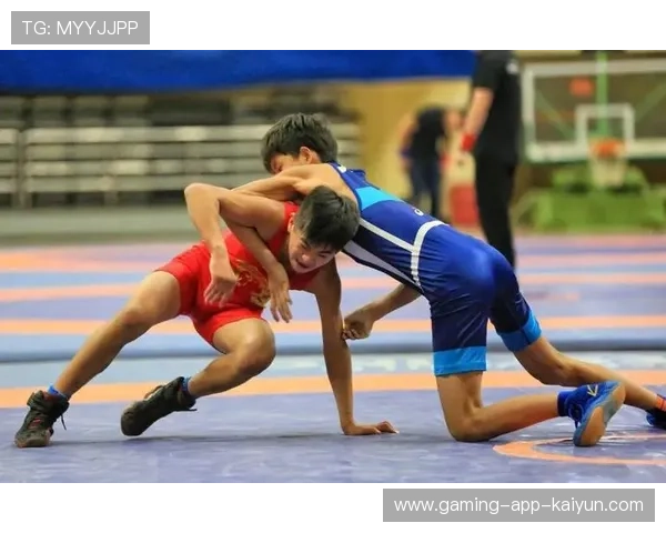 青少年摔跤赛展示新手法,技术流派交流活跃,青少年中国式摔跤锦标赛 青少年摔跤赛展示新手法,技术流派交流活跃,青少年中国式摔跤锦标赛